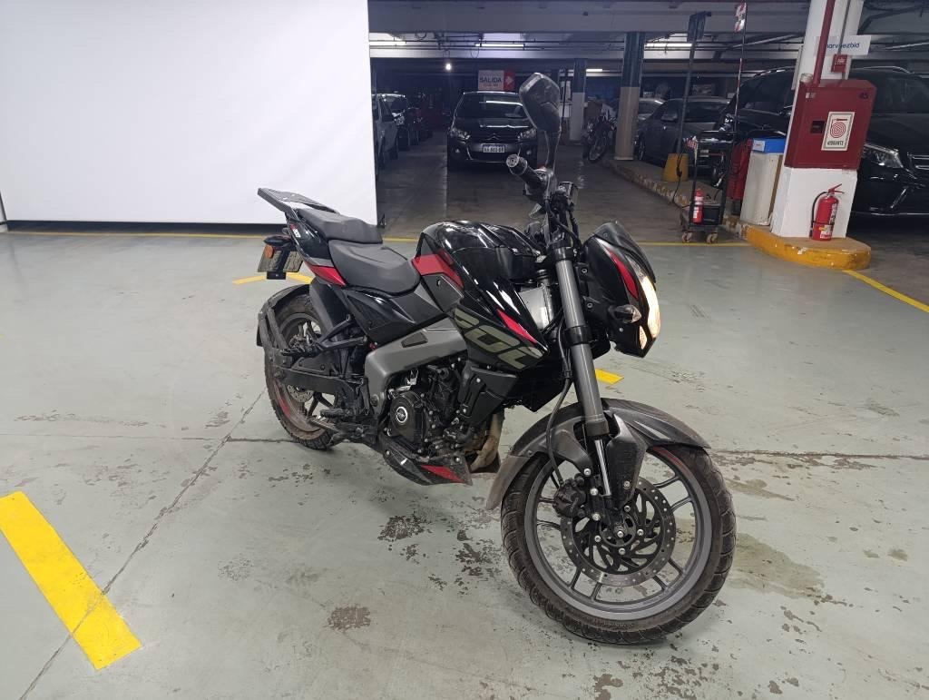 Bajaj Pulsar NS 200 lateral